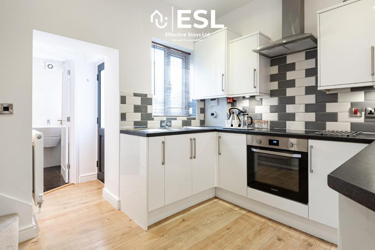 2 Bedroom Terrace Cottage, Parking, 5 Minutes Drive To Royal Shrewsbury Hospital Exterior foto